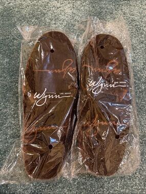 NEW 2 pairs Las Vegas WYNN Brown Plush Hotel Slippers